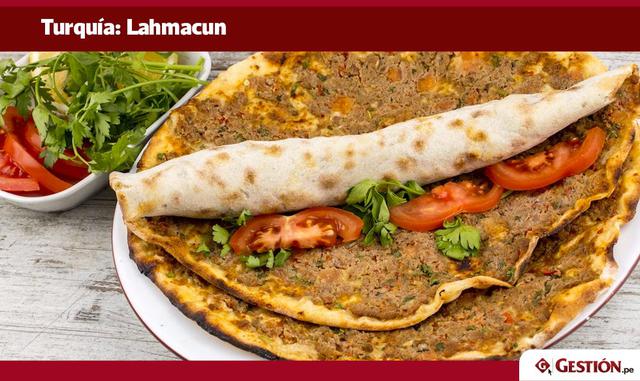 Lahmacun es un fino pedazo de masa cubierto con carne y vegetales picados y hierbas. Este platillo a menudo viene acompañado de verduras.