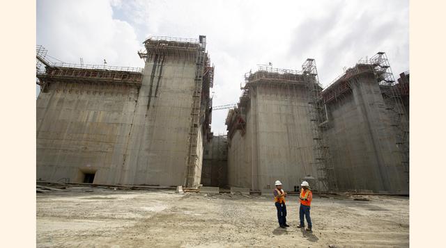 La Autoridad del Canal de Panamá (ACP) administra la vía desde que Estados Unidos la transfirió a los panameños y ahora amplía de la vía interoceánica con un nuevo juego de enormes esclusas.