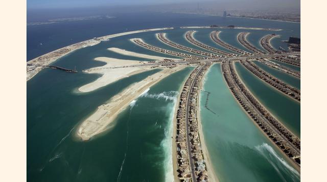 La historia dice que el Jeque Mohammed bin Rashid al Maktoum, gobernante de Dubai, decidió que la ciudad necesita un plan de una vez que abandonó el suministro de petróleo. Se construyeron tres islas frente a la costa y hoteles de lujo.