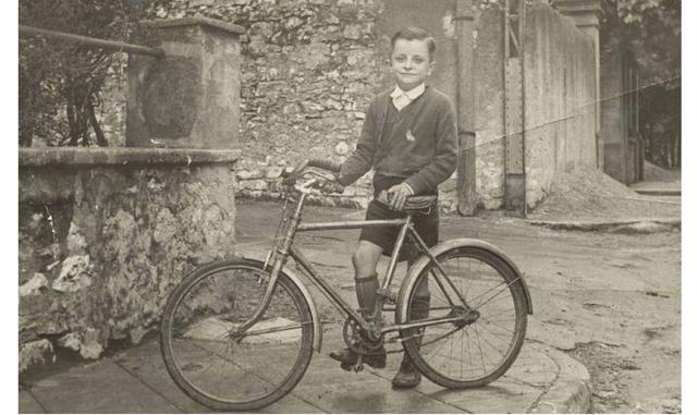 Arzak sostiene, muy orgulloso, su bicicleta, regalo por su séptimo cumpleaños en 1949