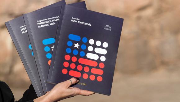 La Presidenta de la Convención Constituyente, María Elisa Quinteros, presenta oficialmente el borrador de la nueva Constitución de Chile, en el Monumento Nacional Ruinas de Huanchaca en Antofagasta, el 16 de mayo de 2022. (CRISTIAN RUDOLFFI / AFP).