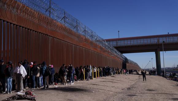 Migrantes esperan en el muro fronterizo de EE.UU. y México en El Paso, Texas, EE. UU., el jueves 22 de diciembre de 2022. (Foto: Bloomberg)