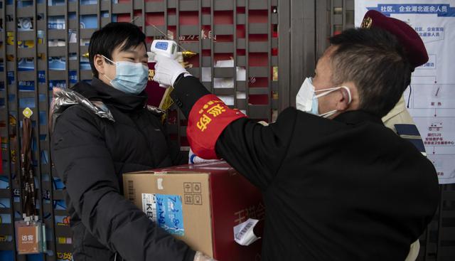 Fuera de los centros comerciales de Hangzhou se mide la temperatura corporal de los visitantes. (AFP)
