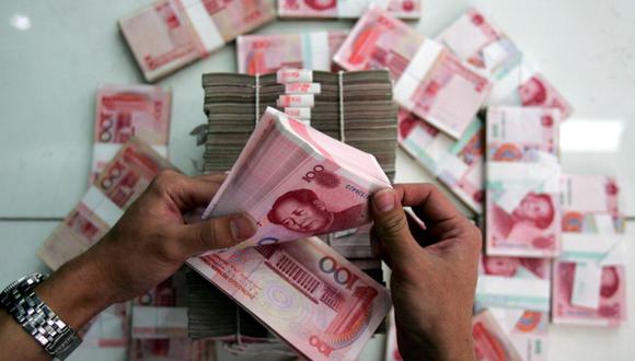 El dólar se había mantenido como la moneda más popular en el mercado ruso hasta ahora, y rara vez ha perdido frente al yuan en términos de volumen en una jornada bursátil. (Photo by China Photos/Getty Images)