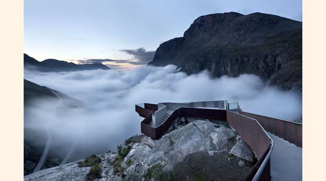 MIRADOR DE TROLLSTIGEN, ROMSDALEN (NORUEGA). Es una atracción turística al oeste de Noruega. Está inspirado en las formas sinuosas de la carretera. Terminado en 2012, está construido con hormigón y acero, materiales resistentes al frío del invierno.