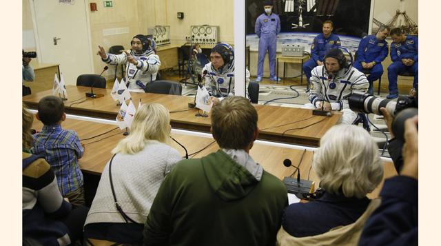Los tres astronautas, que llegarán a la estación orbital el viernes, hablan aquí con sus familiares a través de un cristal de seguridad antes del despegue del cohete Soyuz-FG desde el cosmódromo de Baikonur, Kazajstán. (Foto: AP)