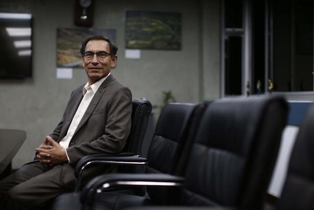 Foto 5: De 1988 a 1991 se desempeñó como Director Ejecutivo del Proyecto Especial Regional “Pasto Grande”. Además, fue miembro del directorio de la Empresa de Generación Eléctrica del Sur, director de la Sociedad de Industrias – Moquegua y miembro de la Comisión Consultiva del Consejo Nacional de Ciencia y Tecnología (Concytec) – Moquegua.