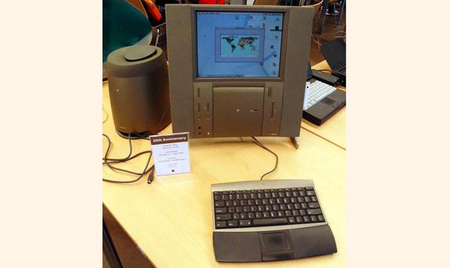 El reinado de Amelio se caracterizó por sus excesos, entre los que se encontraba el Mac de su 20º aniversario. Éste era un All-in-one de 7.500 dólares que Apple entregaba en mano, se transportaba en limusina y se configuraba personalmente para sus cliente