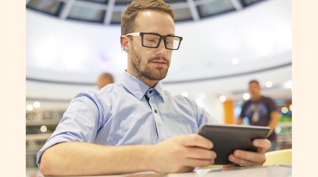 Sales Assist (retail): permite a los vendedores conectarse con perfiles de clientes, sugerir según compras anteriores y selecciones actuales, verificar inventario, ubicar artículos en la tienda y despachar artículos fuera de ella. (Fo