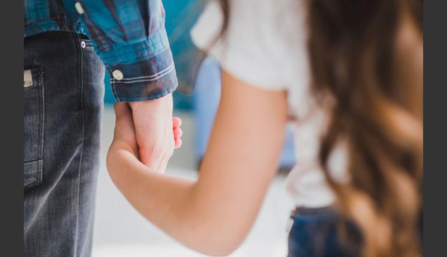 FOTO 5 | 5. Habla con el que toma las decisiones. Uno de los recordatorios más importantes que los niños nos dan respecto a las negociaciones es asegurarte de hablar con el que toma las decisiones. Los niños saben quién dirá que sí y se irán por esa persona (si el que toma las decisiones dice que no, se irán con el segundo que las toma)

Es una pérdida de tiempo hablar con alguien que no es capaz de decir que sí. Asegúrate de hablar con las personas adecuadas; de otra manera, no habrá helado como postre.(Foto: Freepik)