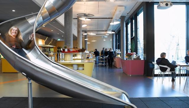 FOTO 2 | 2. Oficina de Google – Zurich. No es un secreto que Google se precia de ser una compañía divertida y fresca, con montañas de dinero y empleados muy aplicados. Parte del secreto detrás de la eficiencia de sus empleados está en las asombrosas oficinas desde las cuales trabajan. Google invirtió mucho tiempo y dinero para diseñar el ambiente de trabajo perfecto, mezclando negocio con placer para que el personal se pudiera relajar y recargar sus baterías durante los recesos. Google se nutre de la creatividad de sus empleados, y ese es el concepto que está detrás del diseño de sus oficinas: brindarle a los trabajadores un espacio en el que puedan ser creativos.

Hay una regla en Google que garantiza que nadie esté más de 100 metros alejado de las fuentes de alimento, así que hay cocinas por todos lados, así como un impresionante cafetín donde todos los empleados pueden alimentarse tres veces al día, de forma gratuita. (Foto: viralismo)