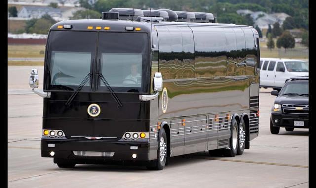 Fotos 17 | 4. Ground Force One. El Ground Force One, es el autobús que útiliza el Presidente de Estados Unidos cuando quiere moverse a nivel local, en tierra, también lo hace con estilo. El exterior es blindado y reforzado con vidrio. Los neumáticos tambi