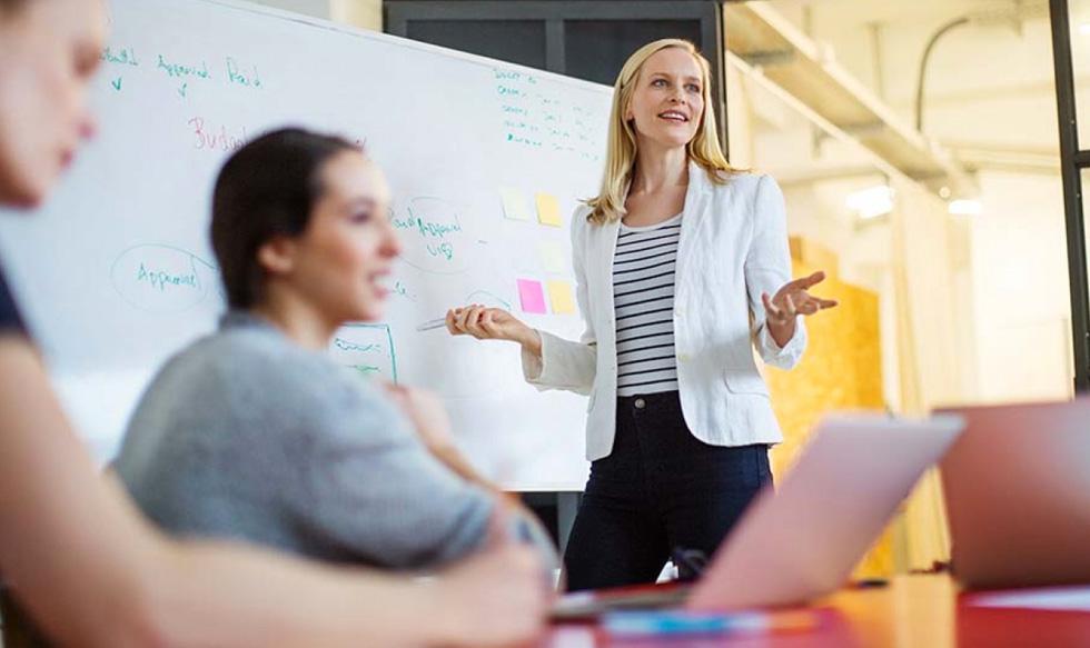 Rusia

El 32.6% de las empresas rusas está en manos femeninas. Sin embargo, los factores habilitadores son a veces deficientes, como por ejemplo la escasa inclusión financiera de las mujeres, su bajo nivel formativo, la inexistencia de legislaciones de género progresistas, la brecha salarial, las parcas condiciones generales de apoyo al emprendimiento o la percepción negativa de las empresarias (por parte de los hombres, ya que el 73% de las rusas lo ven con buenos ojos).

Existen factores más favorables. La firma de auditoría Grant Thornton señala que Rusia cuenta con una proporción de mujeres en puestos profesionales elevados superior a la de cualquier otro país del mundo. En concreto, el 45% de los altos cargos son mujeres, frente al 21% de Estados Unidos. La Organización Internacional del Trabajo arroja datos más modestos: Rusia ocuparía el puesto 25 en la clasificación de mujeres en puestos de mando, representando éstas un 39.1% del total. A su vez, la mayor parte de las mujeres con altos cargos lo hacen en la pequeña y mediana empresa, no en las grandes corporaciones.