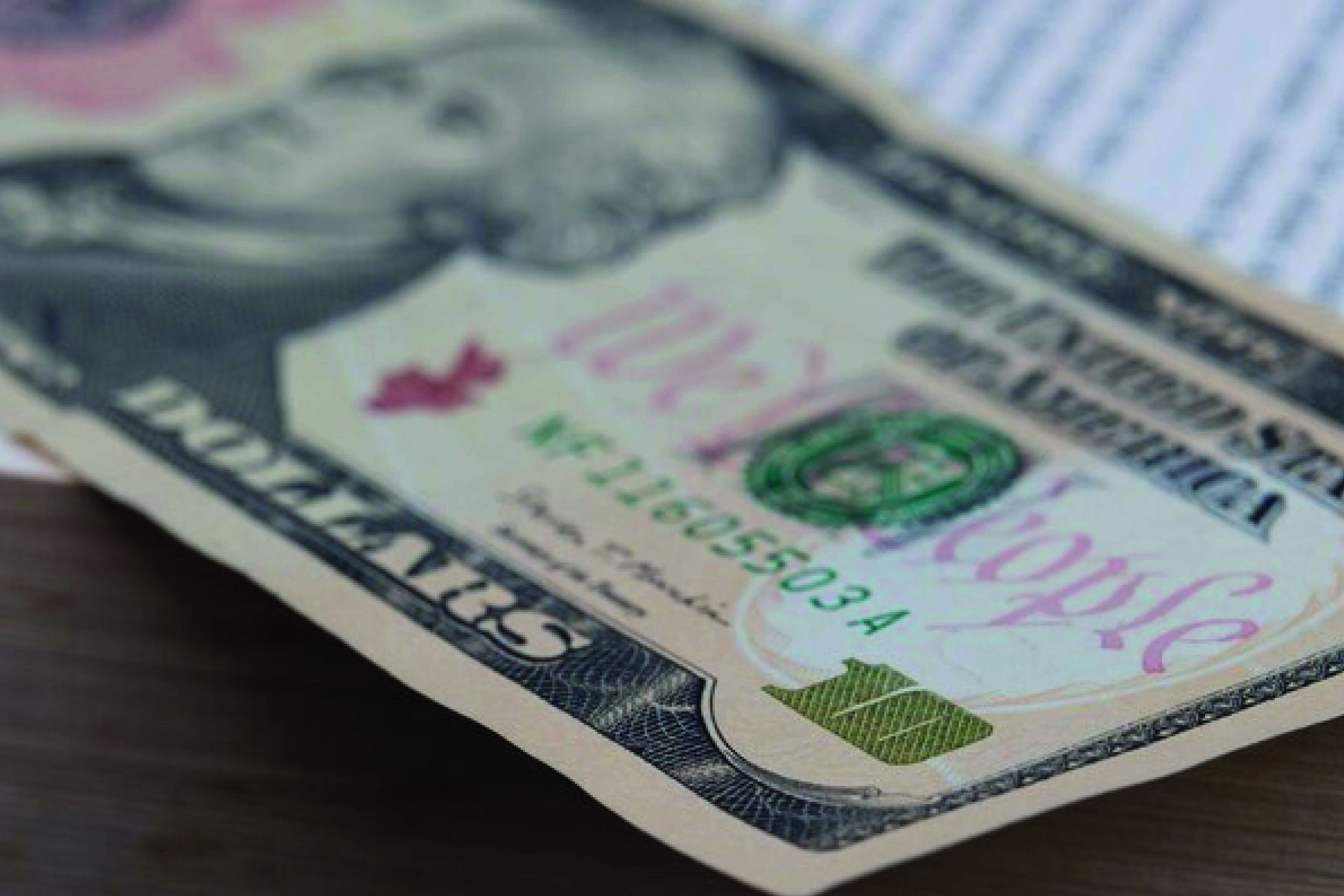 Los detalles de un billete de 10 dólares (Foto: Pexels)