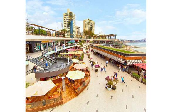 LARCOMAR. Si definitivamente no puedes vivir sin hacer compras, entonces te recomendamos visitar este centro comercial ubicado frente a los acantilados del Malecón de Lima. En este lugar podrás encontrar tus marcas favoritas y hasta jugar boliche en el ár