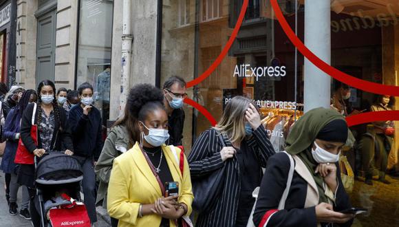 La gente espera en fila frente a la tienda emergente de AliExpress en París el 24 de septiembre de 2020. (Foto de GEOFFROY VAN DER HASSELT / AFP)