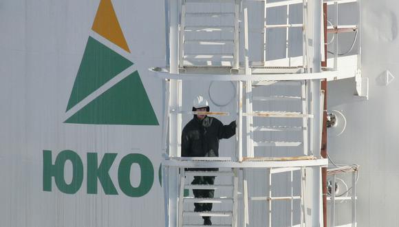 Yukos fue acusada por las autoridades rusas de evasión de impuestos y de organizar el robo de petróleo extraído por sus filiales. (Reuters)