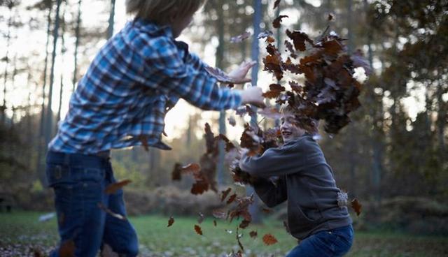 FOTO 5 | 5) Tus inclinaciones políticas están influenciadas por los rasgos de personalidad que tenías en la infancia. Desde la religión hasta la política, la forma en la que te criaron tiene una gran influencia en lo que crees.  Un estudio publicado en Psicological Science, que analizó información de más de 16 mil personas en Reino Unido, descubrió que las creencias políticas de una persona adulta están ligadas a su temperamento en la infancia. Los investigadores encontraron que las personas que tuvieron “problemas conductuales” mientras crecían, es decir que eran agresivos, se peleaban y robaban a sus compañeros, eran más propensos a apoyar a la izquierda y a estar inconformes con el sistema político. (Foto: Getty)