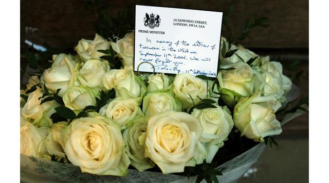 Una nota escrita a mano por la primera ministra británica, Theresa May, sobre un ramo de rosas enviado en homenaje a las víctimas de los ataques del World Trade Center en Nueva York. (Foto: AP)