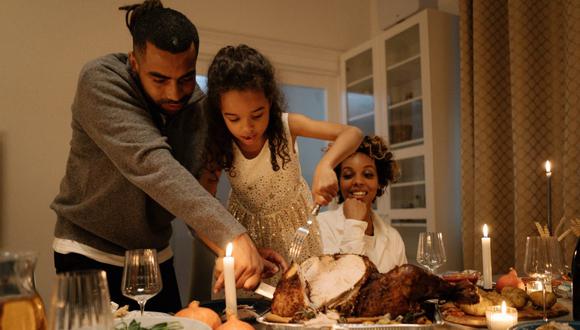 La cena es la manera tradicional de festejar Thanksgiving (Foto: Pexels)