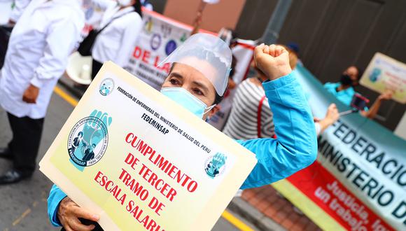 La Federación Médica Peruana (FMP) anunció una huelga nacional de 48 horas desde este miércoles 12 de octubre en demanda de mejoras laborales para los profesionales de la salud que pertenecen a este gremio. (Foto: Hugo Curotto / @photo.gec)