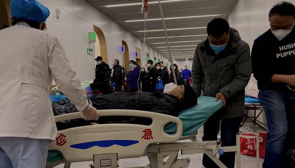 Esta imagen muestra a un paciente con covid-19 siendo trasladado a una cama en el Hospital Tianjin Nankai en Tianjin el 28 de diciembre de 2022. (Foto de Noel Celis / AFP)v