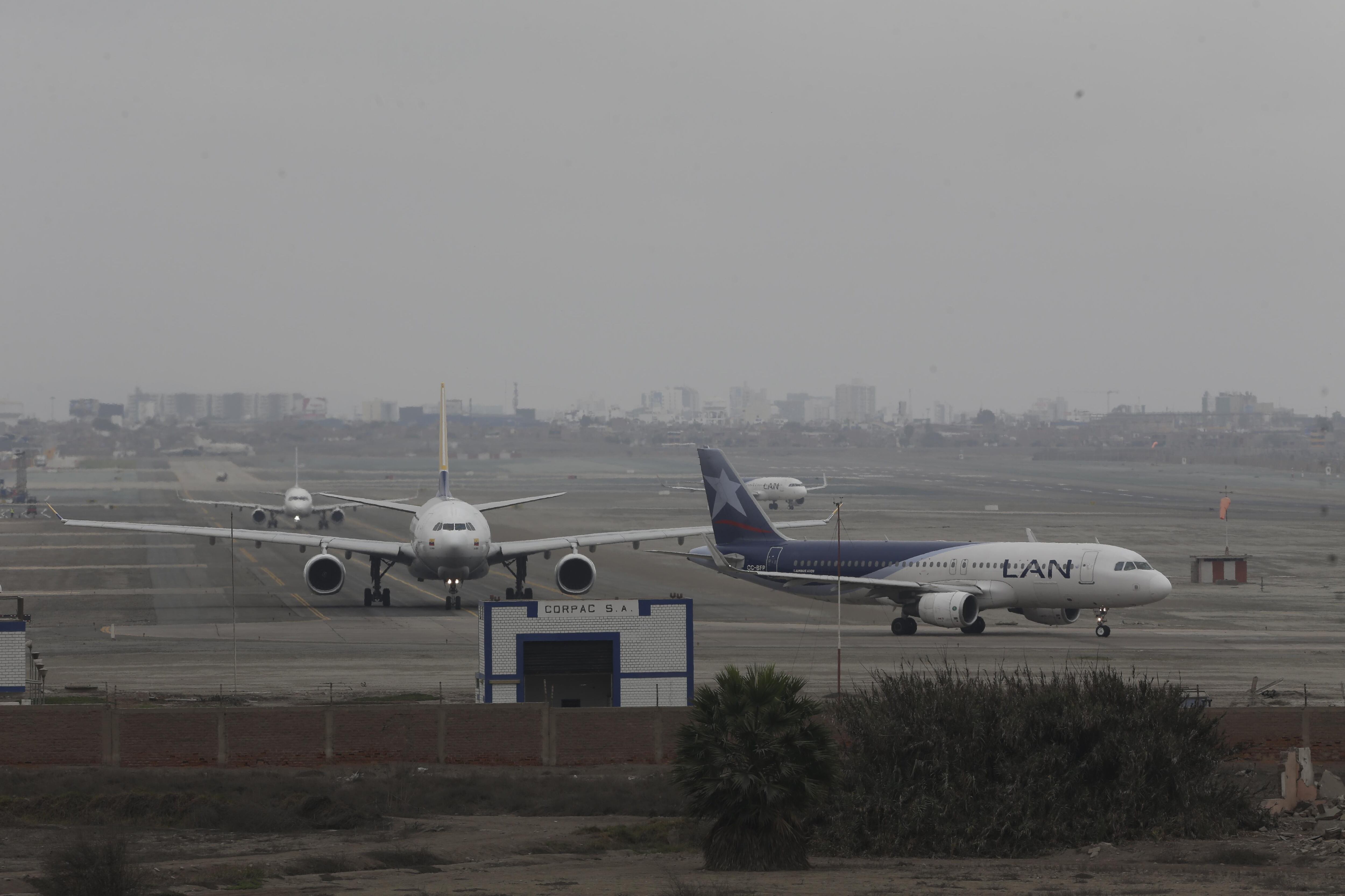 Una de las funciones de la guía digital de Indecopi es que permite comparar las rutas que realizan 5 aerolíneas que operan en Perú. (Foto: GEC)