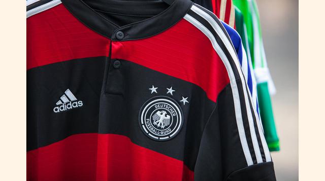 Adidas saca la cara por la industria de productos deportivos remontando siete escalones. La compañía multinacional alemana se sitúa dentro del Top 10 por primera vez. (Foto: Bloomberg)