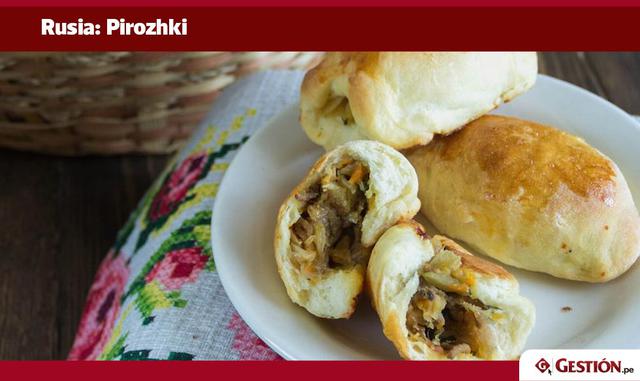 Estos populares bocadillos rusos son bollos cocidos al horno o fritos rellenos con una variedad de rellenos, tales como carne, papa o repollo.