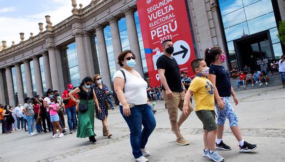 La comunidad peruana residente en Cataluña ha realizado está mañana, largas colas alrededor del recinto ferial de Montjuic en Barcelona, para ejercer el voto en la segunda vuelta de las elecciones presidenciales de su país. (EFE/ Enric Fontcuberta)