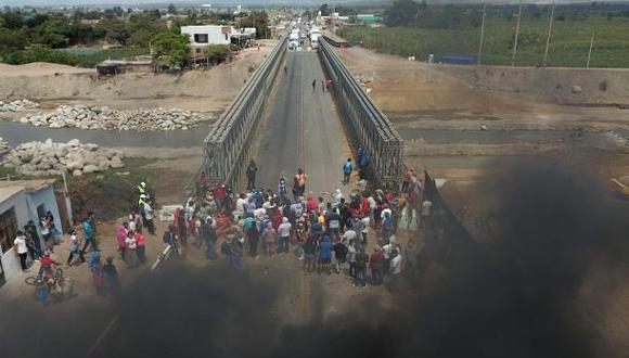 Manifestantes bloquean la Panamericana Norte (Foto referencial / EFE)