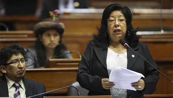 La legisladora se retiró de su curúl, al subir las escaleras para retirarse del hemiciclo resbaló y sufrió una caída. (Foto: Agencia Andina / Video: Congreso)