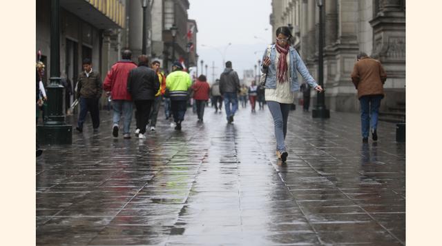En su tratado de 1964, 'Lima la Horrible', el ensayista Sebastián Salazar Bondy describe la garúa como un polvo flotante, una niebla fría. Alfredo Bryce Echenique la ha comparado con “la barriga de una ballena muerta" y Daniel Alarcón dice 