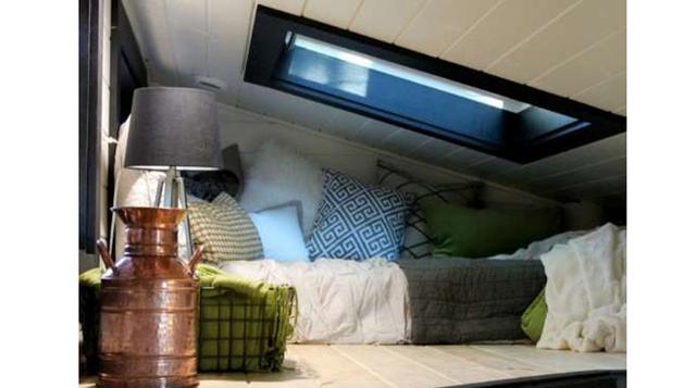 TINY HEIRLOOM SAPPHIRE MICRO HOUSE. Esta relajante habitación te permite quedarte dormido con las estrellas y despertar con el sol.