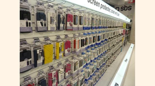 Más protectores de pantallas, carcasas y cubiertas para teléfonos móviles. (Foto: Javier Parker)