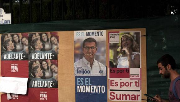 Un hombre pasa junto a carteles electorales en Ronda, en la región de Andalucía, en el sur de España, antes de las elecciones generales del 23 de julio. (Foto: Jorge Guerrero)