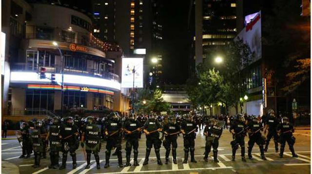 La Policía, frente a los manifestantes. (foto: reuters).