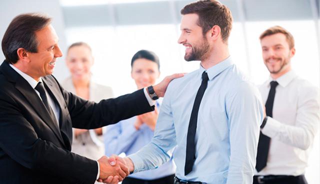 FOTO 8 | 8. Reconocimiento y agradecimiento
Es muy fácil enredarte en los problemas del día a día y olvidarte de agradecer el trabajo duro que hacer tu equipo. Y es peor cuando el reconocimiento llega por fuera o de una manera superficial que no suena sincera. Los empleados tienen una gran necesidad de ser apreciados y reconocidos de manera auténtica, no con una palmada en la espalda tirada al aire.