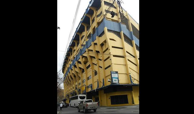 Foto 5 | En 1996, se demolieron varios palcos para edificar una pequeña tribuna en la que se construyeron los nuevos palcos de estructura metálica. S e instaló un tablero electrónico en el 2008.