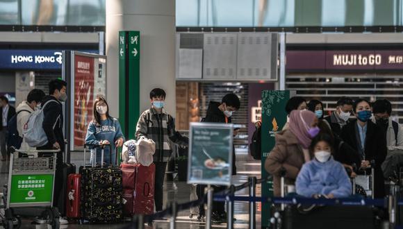 Los viajeros hacen cola en los mostradores de facturación en la sala de salidas del Aeropuerto Internacional de Hong Kong en Hong Kong, China, el lunes 19 de diciembre de 2022. (Fotógrafo: Lam Yik/Bloomberg)