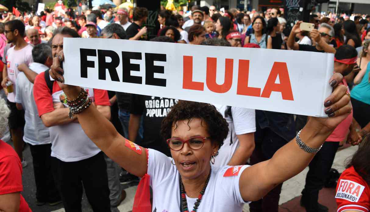Decenas de fieles pedían por la libertad del expresidente de Brasil. (Foto: AFP)