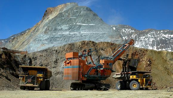 El conjunto de medidas que regresa a la comisión incluye la restricción de yacimientos de litio e hidrocarburos en áreas de interés nacional para empresas estatales, así como una prohibición a la minería en áreas con glaciares. Foto: Alejandra Parra/Bloomberg News.