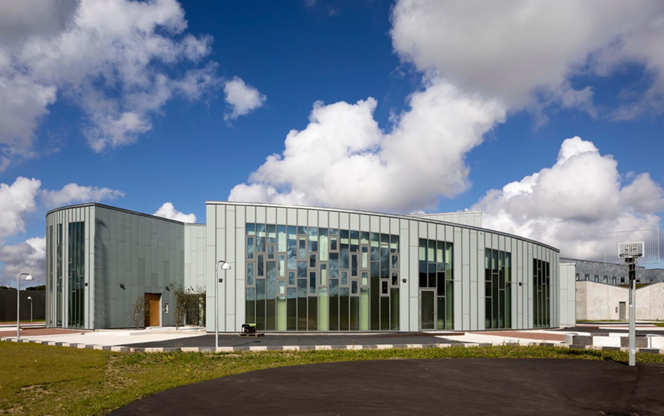 FOTO 1 | Ventanas sin barrotes, materiales naturales, esculturas para una experiencia estética, y espacios verdes de recracion, son algunas de la cosas con las que cuenta esta cárcel. (Foto: Moller Architects)