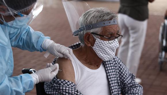 Vacunación de adultos mayores asegurados se realiza con previa cita, afirma Essalud. (Foto: Jesús Saucedo/GEC)