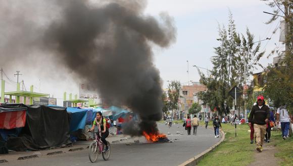 Evacuaron a pasajeros y cerraron aeropuerto de Arequipa tras enfrentamientos entre manifestantes y policías. (GEC)