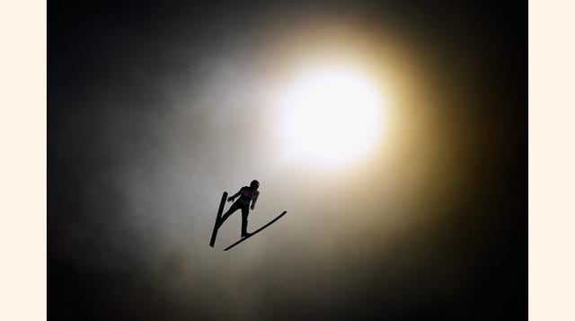 Thomas Diethart realiza un salto durante sus entrenamientos en Austria con miras a las Olimpiadas de Sochi 2014. (Foto: Getty Images)