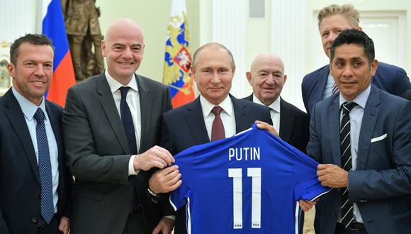 El presidente ruso posa con junto a Lothar Mathaus, Gianni Infantino, Campos Navarrete y Peter Schmeichel. (Foto: AP)