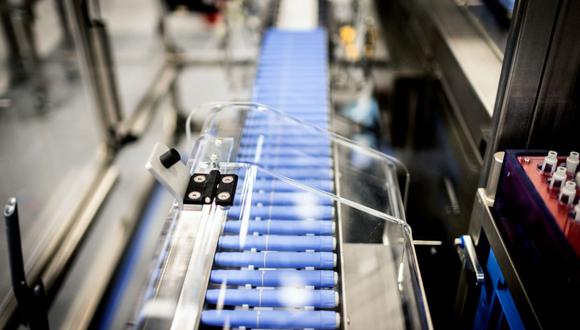 Injection pens move along a conveyor at the Novo Nordisk A/S production facilities in Hillerod, Denmark, on Tuesday, Sept. 26, 2023. Novo's Ozempic and Wegovy injectable drugs, a class of medicines known as GLP-1s, have been causing ripple effects across the stock market, for the makers of everything from snacks to booze. Photographer: Carsten Snejbjerg/Bloomberg