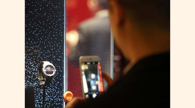 Un visitante toma una foto de un reloj inteligente de la marca suiza Tissot en la feria Baselworld en Suiza. (Foto: Reuters)