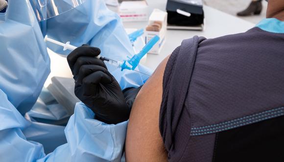 Imagen referencial. El personal sanitario administra la vacuna Pfizer-BioNTech contra la enfermedad por coronavirus (COVID-19) a un ciudadano en Estados Unidos, el 17 de diciembre de 2020. (EFE/EPA/DAVID ODISHO).